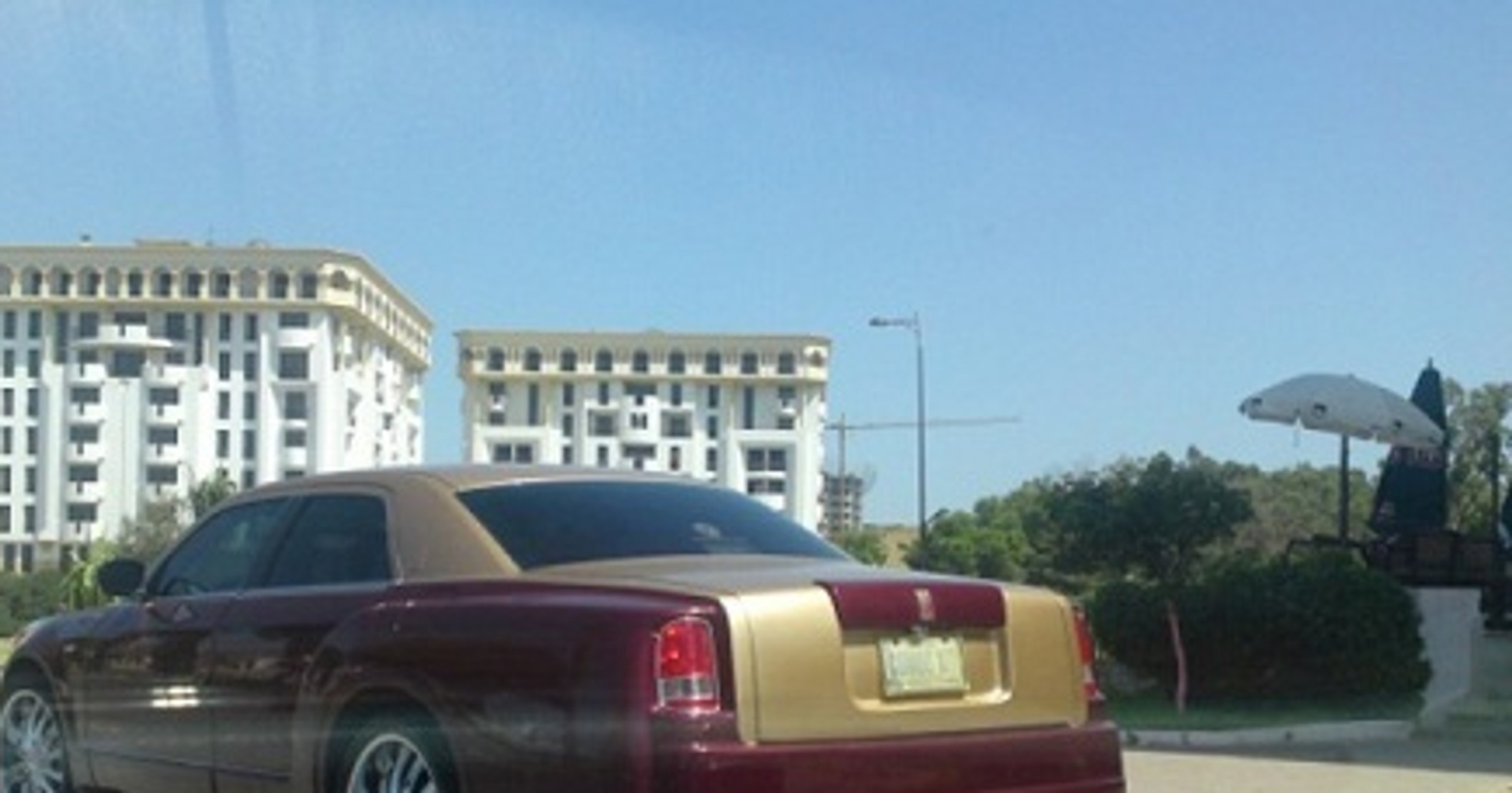 Chrysler 300 C wygląda jak Rolls Royce Phantom