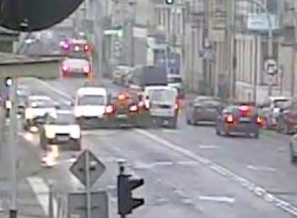 Jechał za szybko i chciał uniknąć kolizji. Skończyło się jeszcze gorzej [WIDEO]