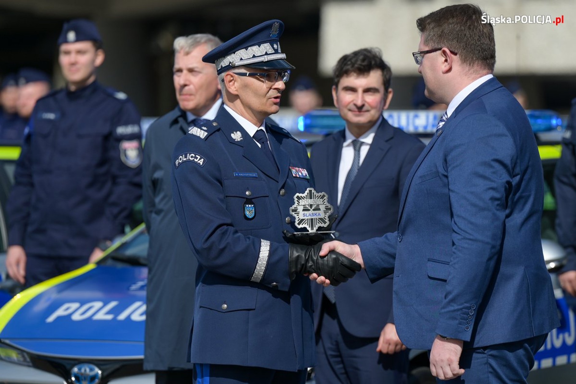 Policjanci ze Śląska dostali nowe radiowozy. Są hybrydowe