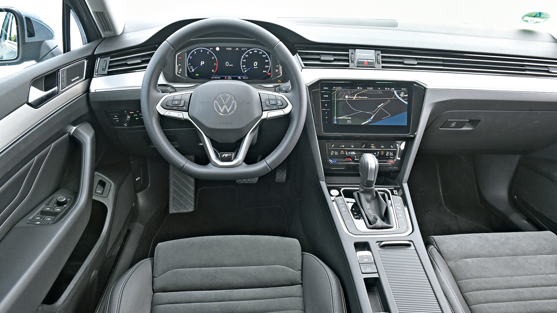 Kokpit zdradza wiek aktualnego Passata – produkowany jest od 2014 r., z face liftingiem w 2019 r.