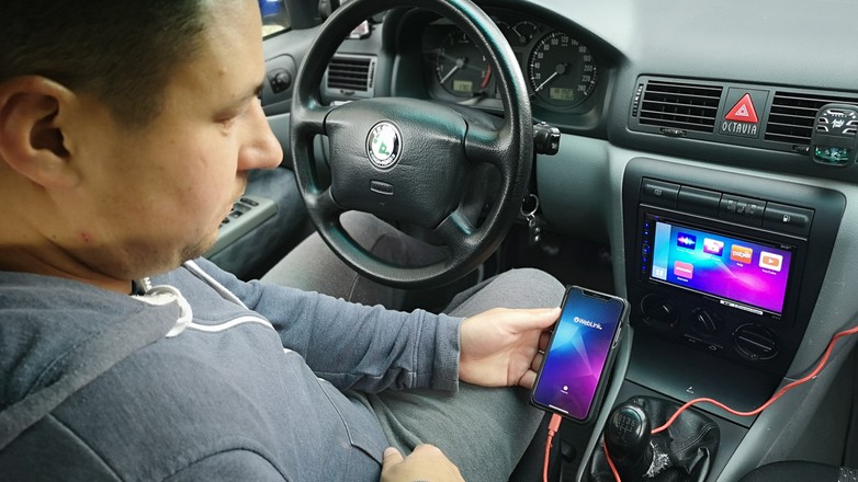 WebLink nowy standard łączności smartfona z radiem samochodowym