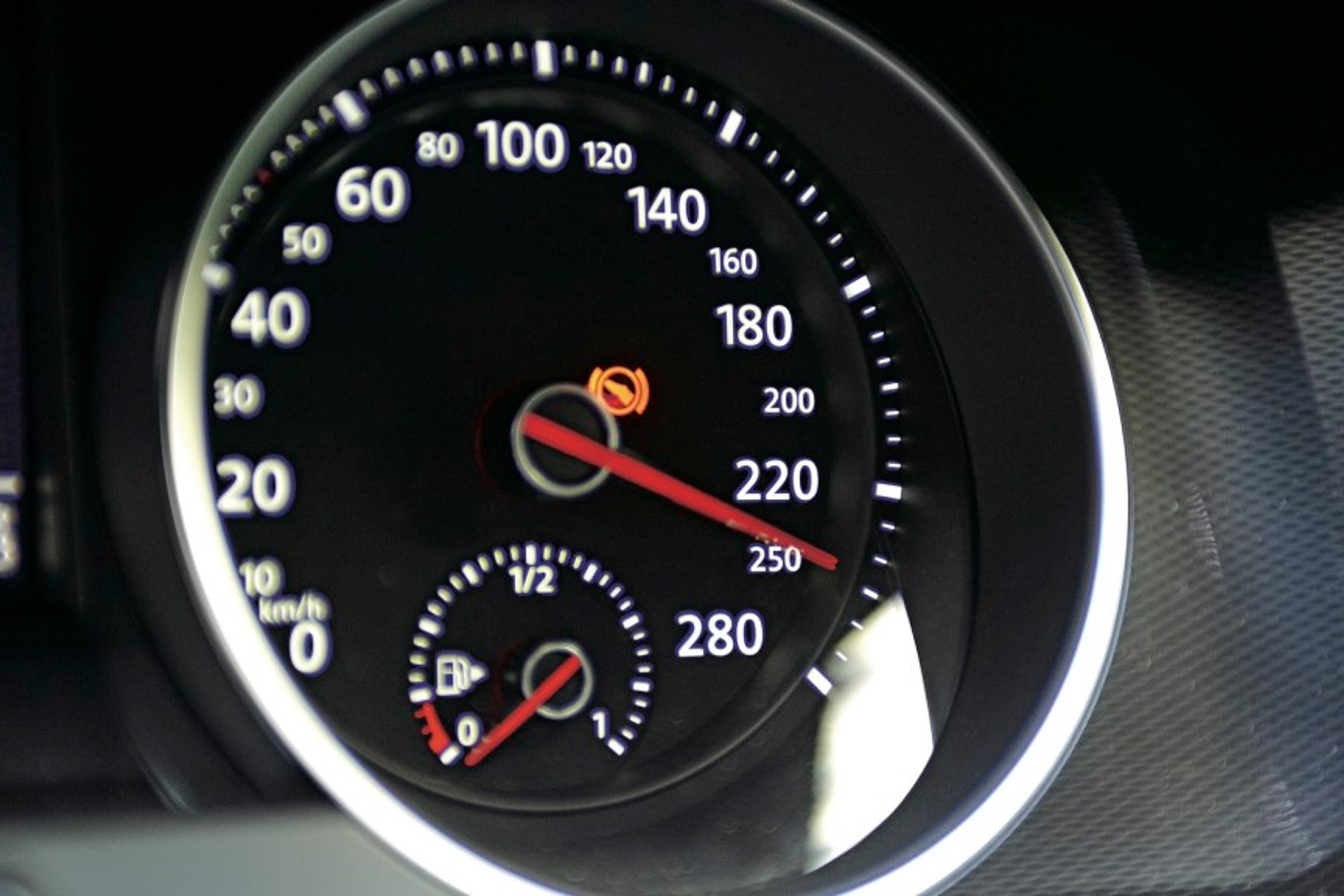 Dlaczego prędkościomierz w samochodzie oszukuje? Sprawdziliśmy – są na to przepisy