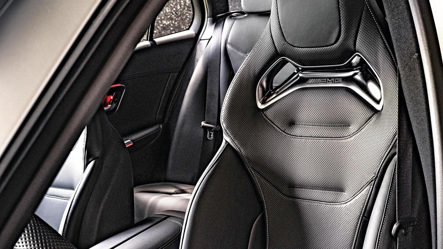 Mercedes-AMG pozostaje klasą C z całym jej komfortem. Sportowe fotele dają świetne podparcie i są wygodne