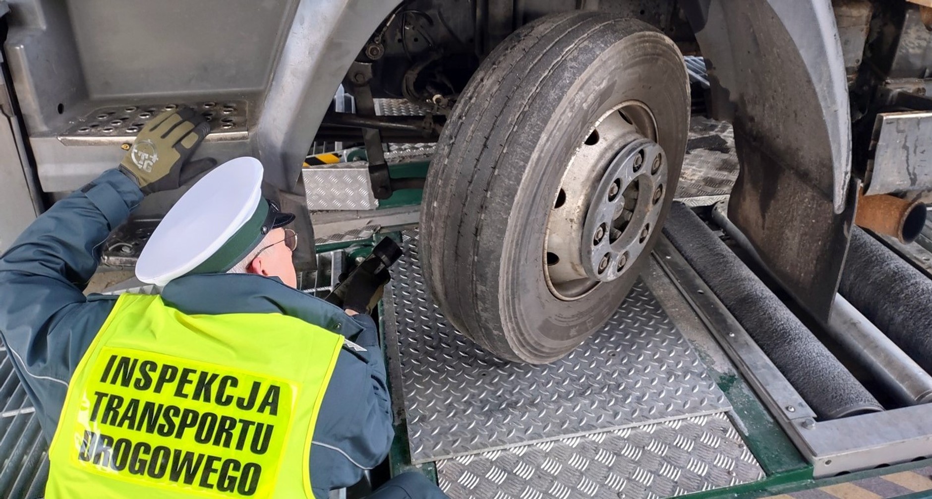 Inspektorzy Inspekcji Transportu Drogowego (ITD) do szczegółowej kontroli stanu technicznego pojazdów wykorzystują najnowocześniejszą Mobilną Jednostkę Diagnostyczną