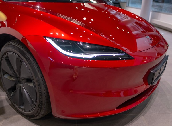 Tesla wycofa niemal 240 tys. aut. Powód? Problem z kamerą cofania