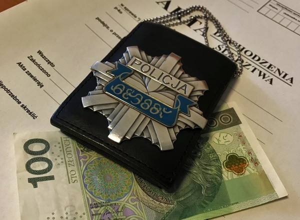 Wrzucił do radiowozu 100 zł i powiedział policjantom: "tak będzie dobrze"