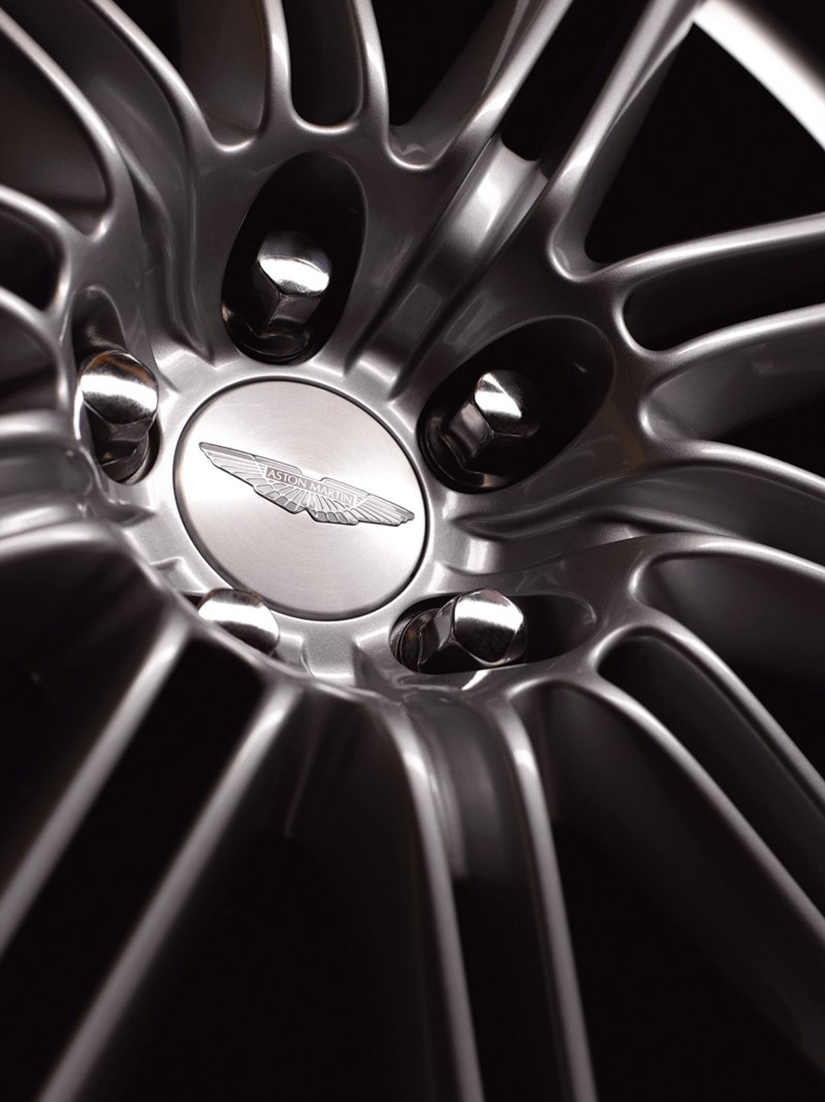 Nowy Aston Martin DBS w Pradze: oficjalne informacje i zdjęcia