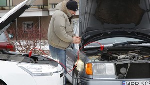 Awaryjne odpalanie samochodu z rozładowanym akumulatorem. Instrukcja krok po kroku