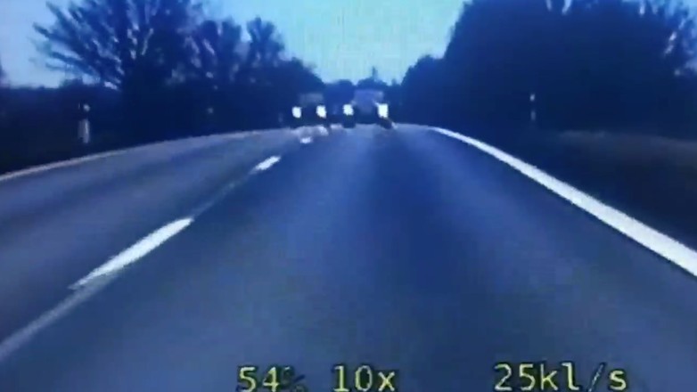 Jechał bez prawa jazdy, na „czołówkę” z… radiowozem