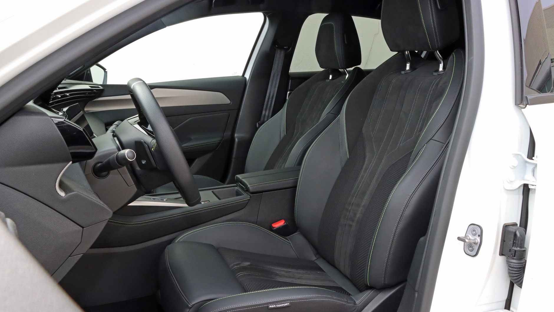 Przednie fotele z atestem AGR są komfortowe i mają funkcję masażu. Tapicerka z alcantary i skóry ekologicznej dodaje wnętrzu sportowej szlachetności