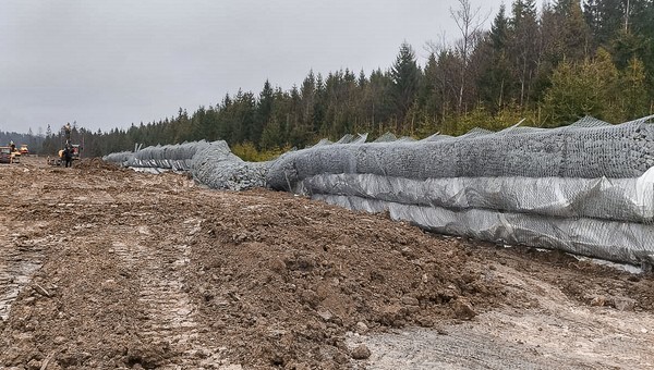 GDDKiA narzeka. Wandale niszczą gabiony na budowie S1. Będą opóźnienia