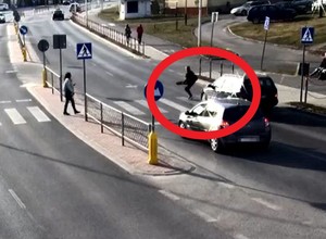 Gdyby nie szybka reakcja pieszego, doszłoby do tragedii. Opel nagle wjechał na pasy [WIDEO]