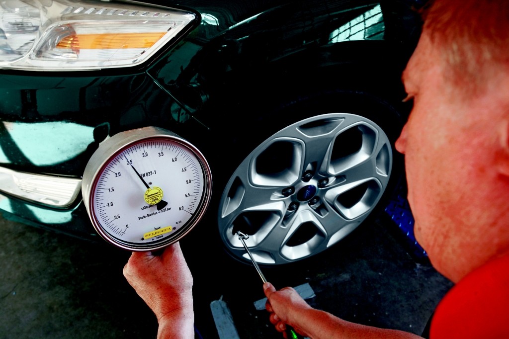 Ciśnienie w kołach warto sprawdzać regularnie