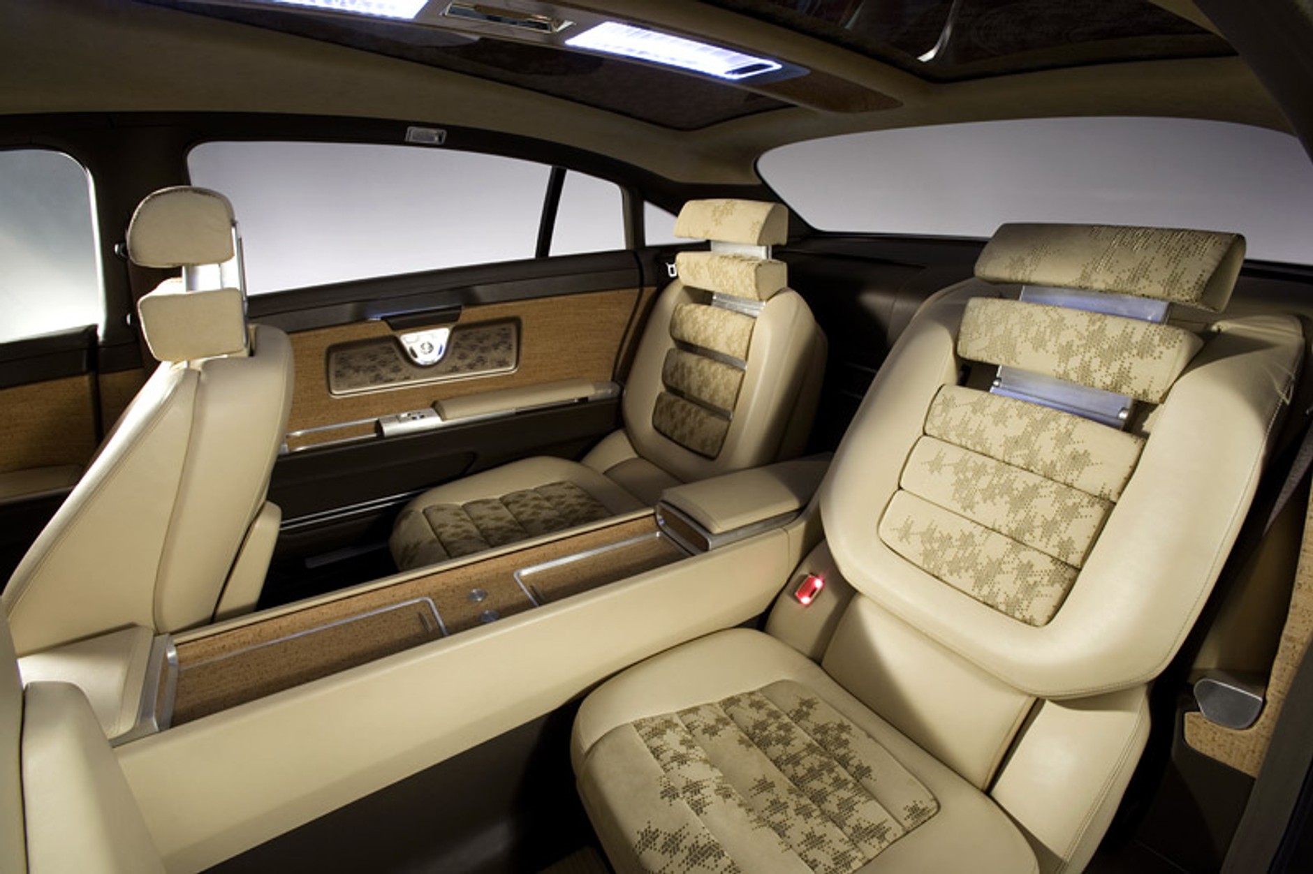 IAA Frankfurt 2007: Mercedes-Benz F700 – mistyczna nowoczesność