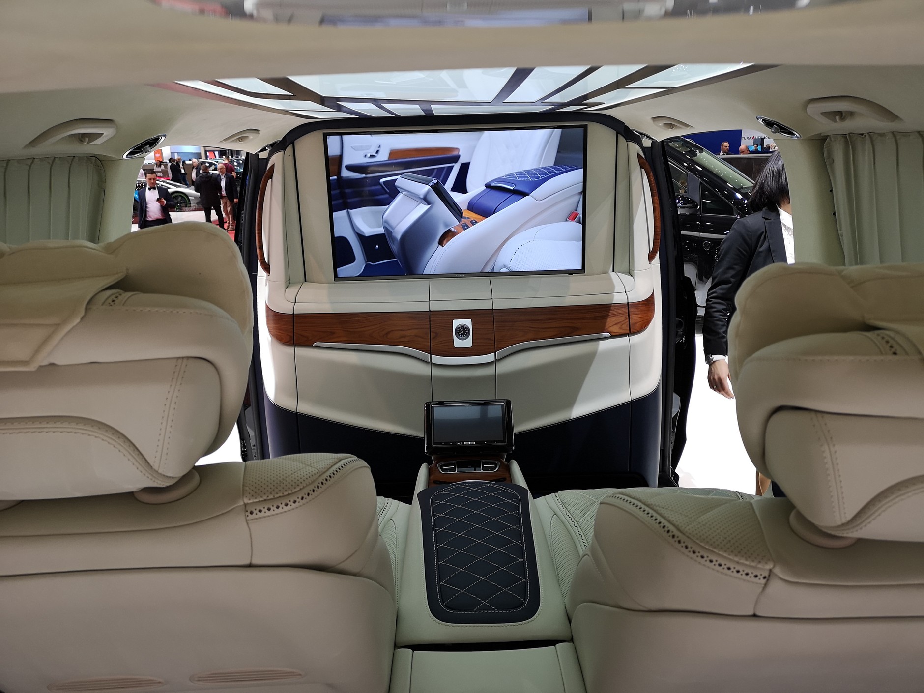 Luksusowe vany - salon samochodowy w Genewie