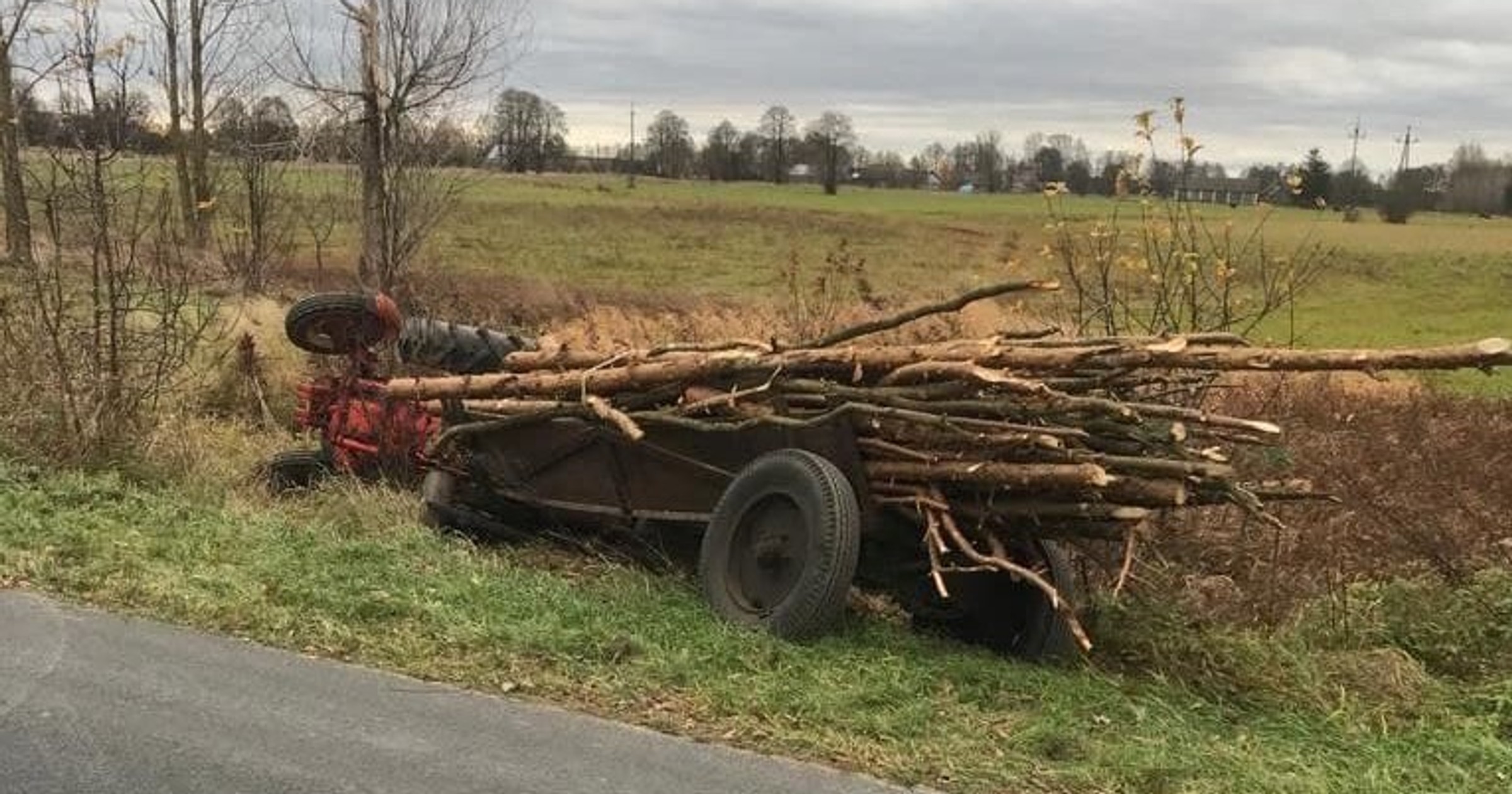 Pijany traktorzysta wpadł traktorem do rowu