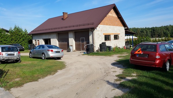 Na naprawy przyjeżdżają do niego klienci z Warszawy, bo jest taniej. Byliśmy u mechanika na wsi
