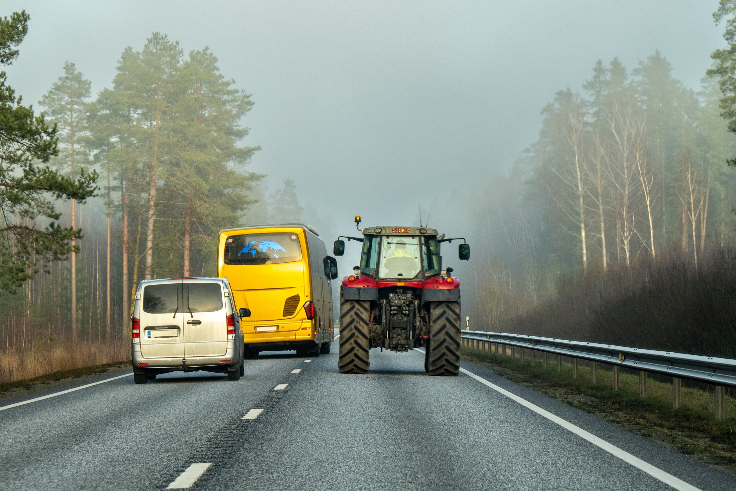 Traktor jedzie 30 km na godz., a na jezdni podwójna ciągła. Wyprzedzisz? Kierowcy nie znają tych przepisów