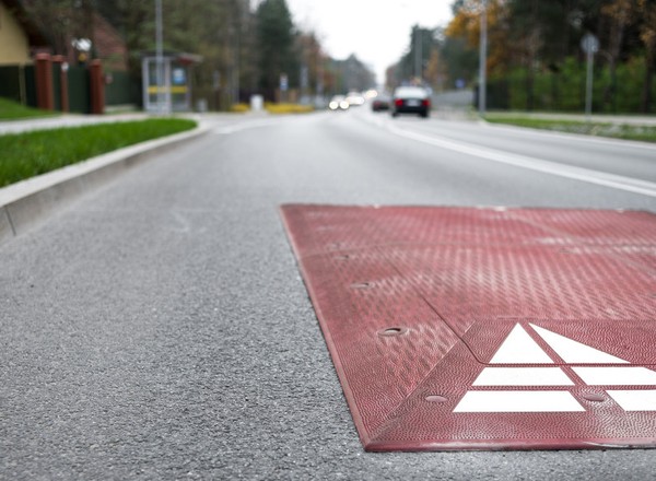 Progi zwalniające. Można je omijać? Jak bezpiecznie przez nie przejeżdżać?