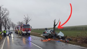 Dramatyczny wypadek na Dolnym Śląsku. Od uderzenia Volvo aż wygięło się w łuk