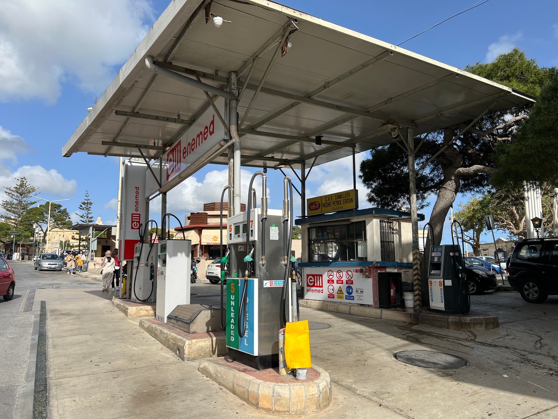 Stacje benzynowe, które wyglądają jak spoza Europy, na Malcie wcale nie należą do rzadkości