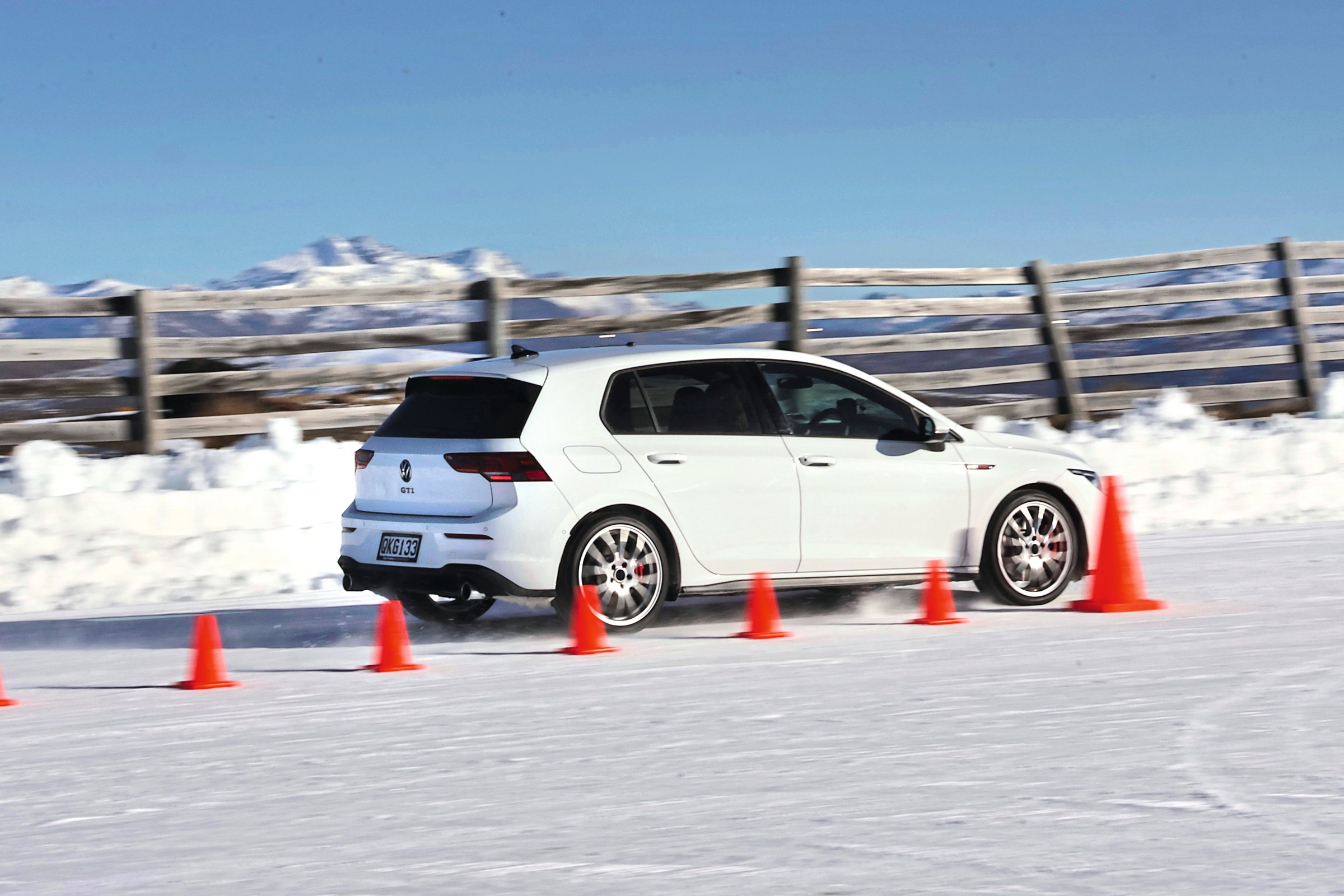 Tych opon zimowych nie kupuj w 2025 roku, choćby jeżeli cena będzie świetna. Przepadły w testach