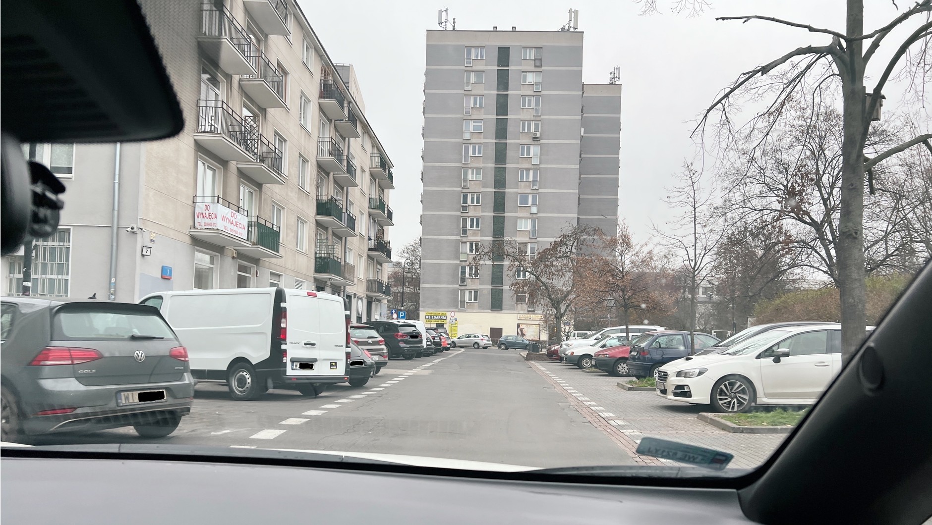 W Warszawie ulice stołecznej strefy płatnego parkowania patroluje dziewięć elektrycznych Nissanów Leafów
