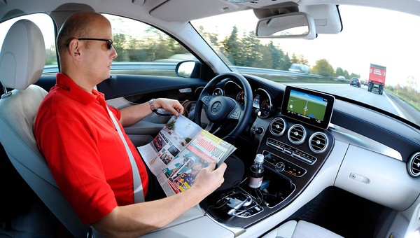 Czy autopilot usypia czujność kierowcy?