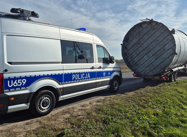 Policjanci zatrzymali kierowcę dostawczego citroena. Ładunek był dwa razy większy od auta