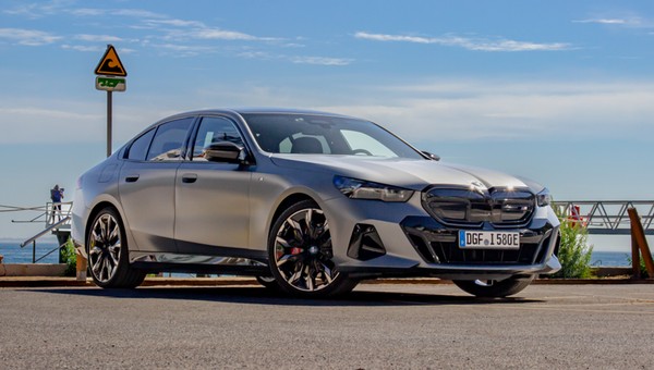 Jeździłem nową serią 5. Pozwala puścić kierownicę i grać na ekranie, ale nadal jest prawdziwym BMW