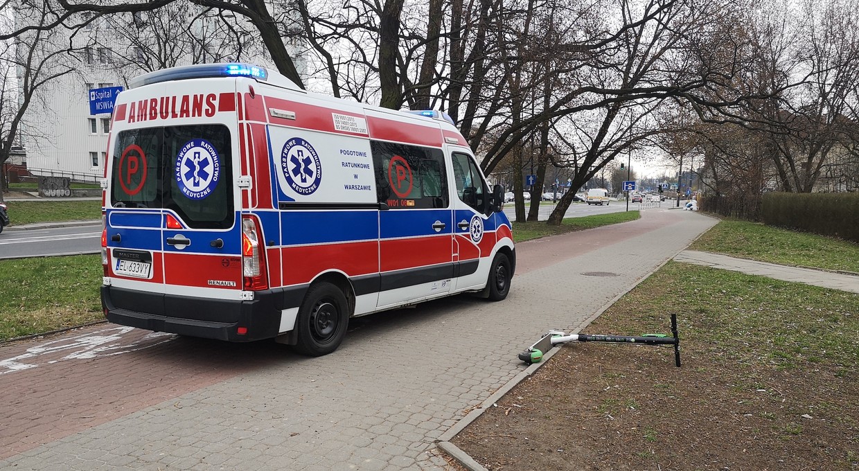 Na hulajnodze i na rowerze w kasku – bo niebezpiecznie. Jest projekt ustawy, ale czy ma on sens?