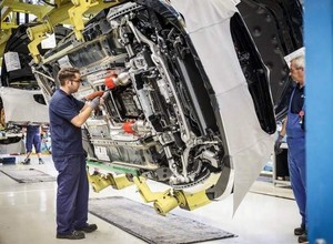Mercedes płaci premie