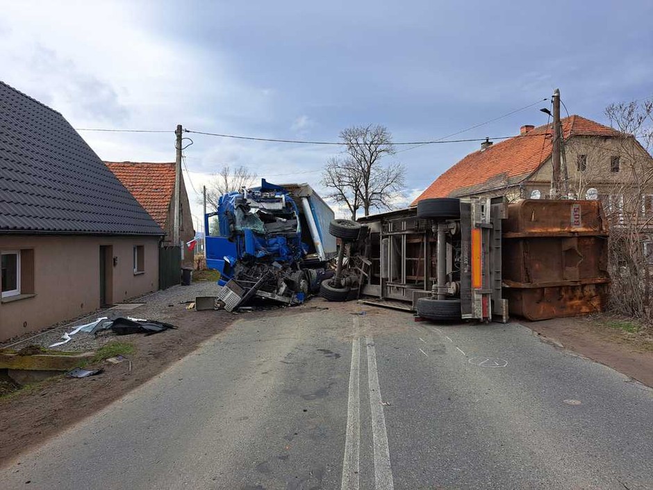 ITD. Groźny wypadek z udziałem dwóch ciężarówek na DW 382