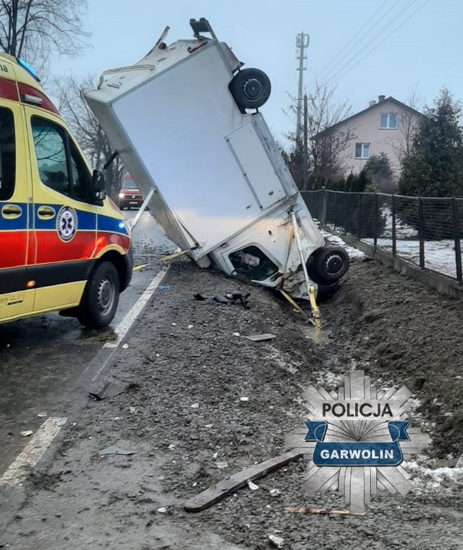 Wypadł busem z drogi. Zatrzymał się pionowo w rowie