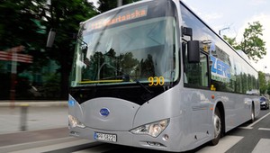 Elektryczny autobus BYD jeździ po Warszawie