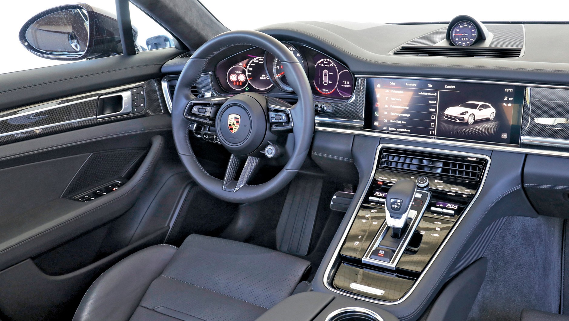 Niemal identyczne kokpity (tu Porsche Panamera) o wysokiej jakości i pierwszorzędnej ergonomii.