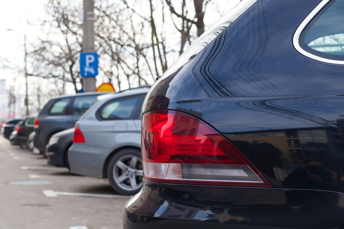 Nocowanie w samochodzie na parkingu. Sprawdź, gdzie jest to legalne