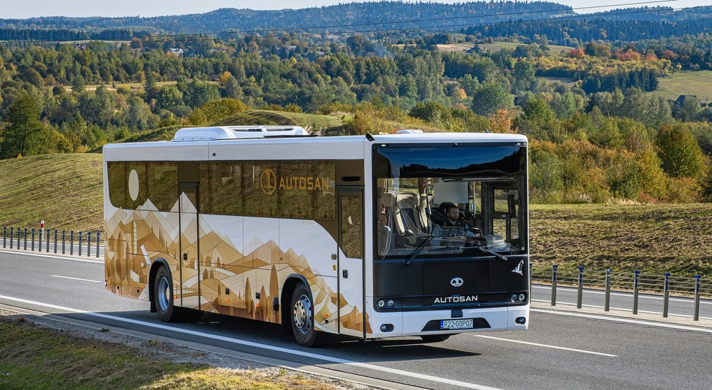 Autosan w końcu pokazuje nowe i własne konstrukcje. Dwa najnowsze modele to prototypy, będące nawiązaniem do legendarnego modelu H9. W sytuacji awaryjnej mają pełnić również formę pojazdów ewakuacyjnych