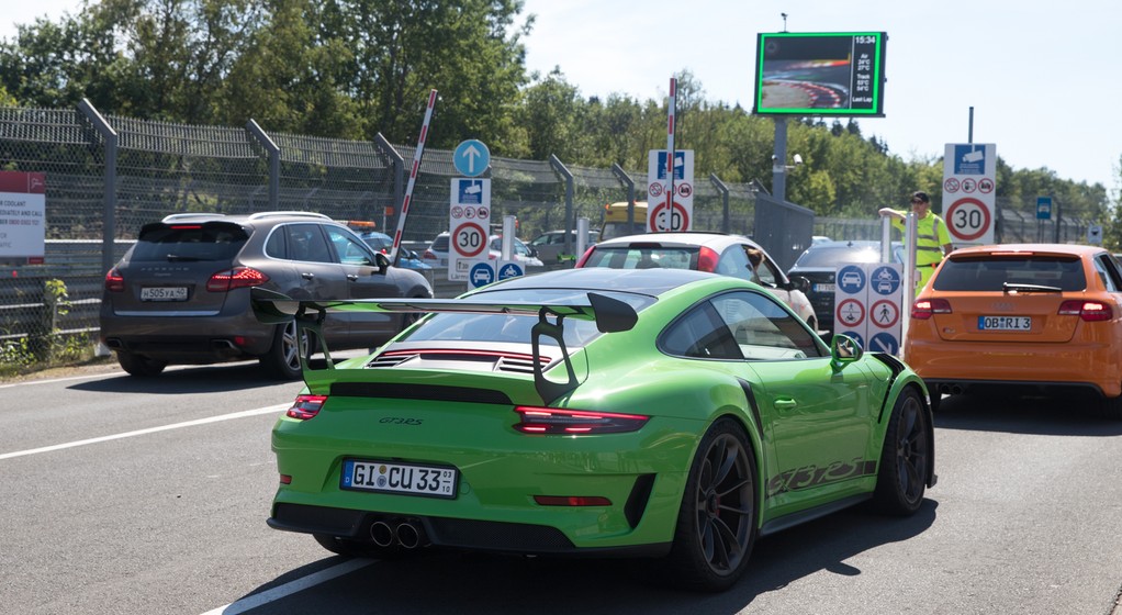 Samochody czekające do wjazdu na Nurbrugring