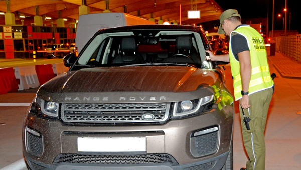 Na granicę przyjechał Range Rover Evoque. Prawie się udało