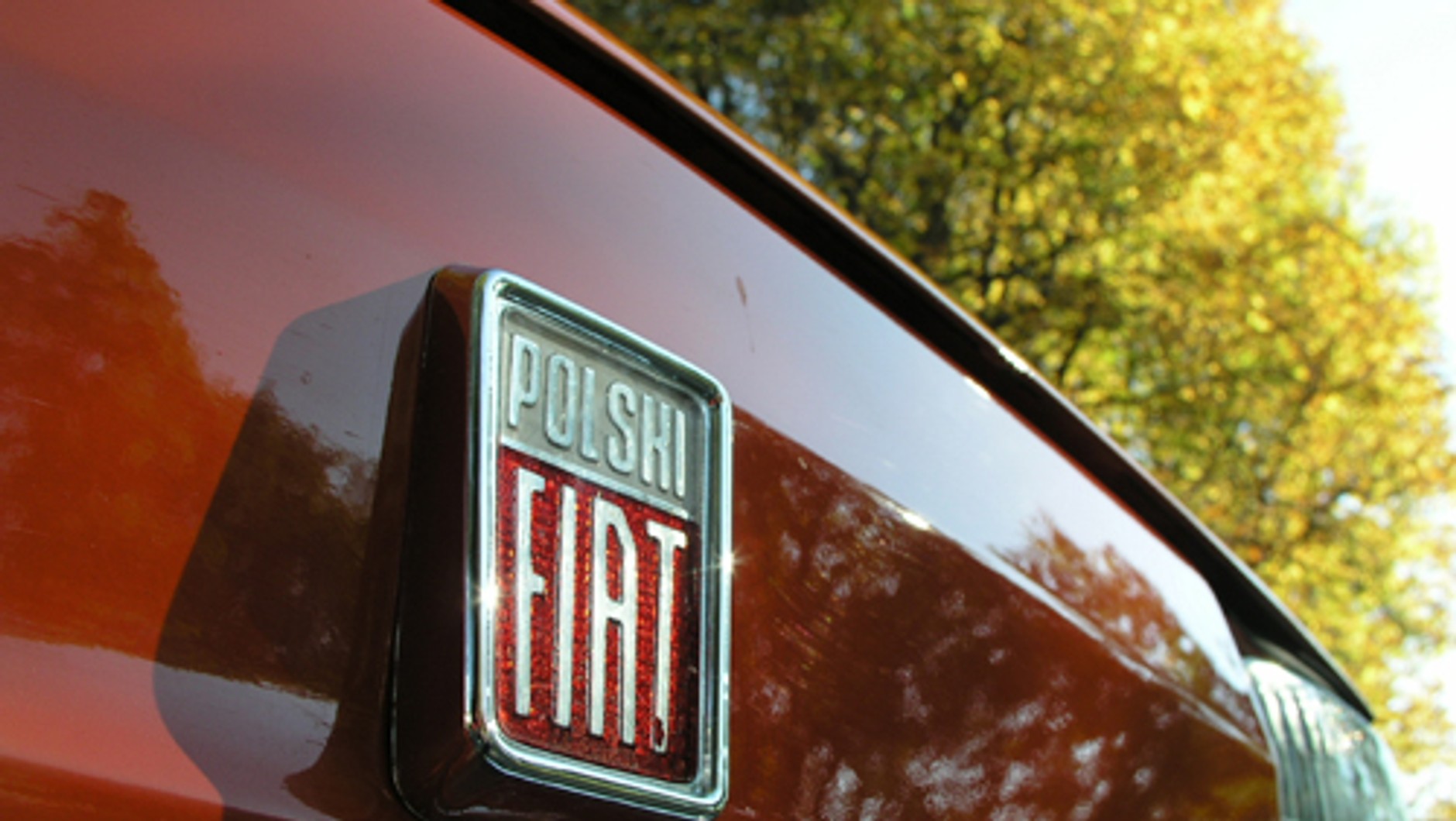 Polski Fiat 126p: do 1977 r. auta ze Śląska nosiły z przodu takie logo.