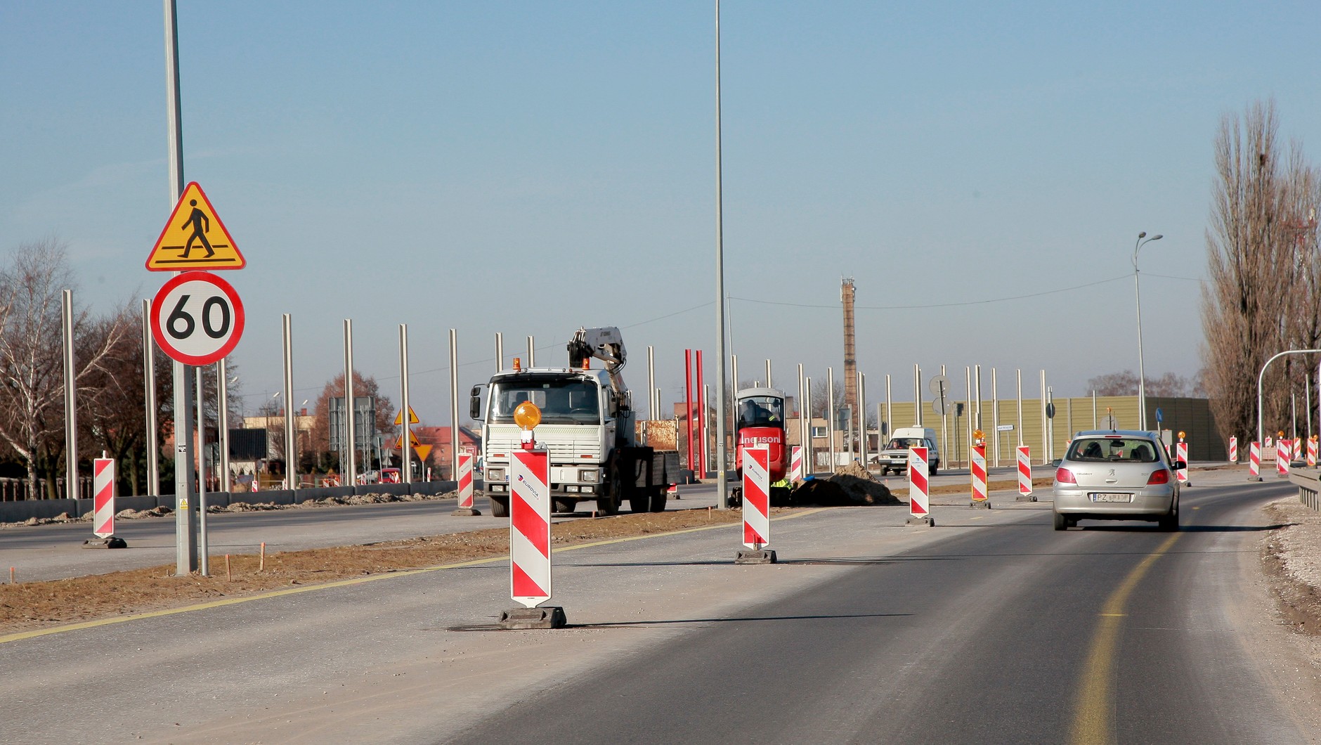 Uzasadnione ograniczenie prędkości - zwężona jezdnia, prace budowlane, zanieczyszczona część nawierzchni. Tu nie trzeba się zastanawiać, dlaczego postawiono ograniczenie.