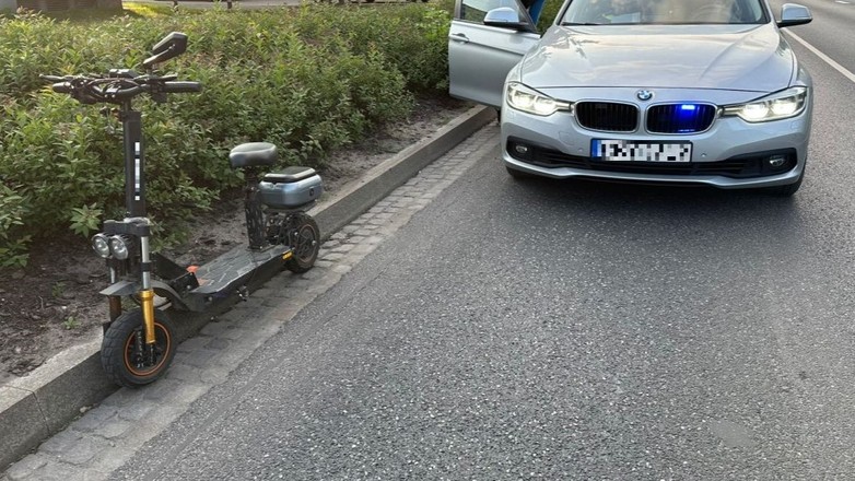 Policjanci z grupy Speed zatrzymują do kontroli użytkownika hulajnogi elektrycznej (Grudziądz; 31 maja 2025 r.)