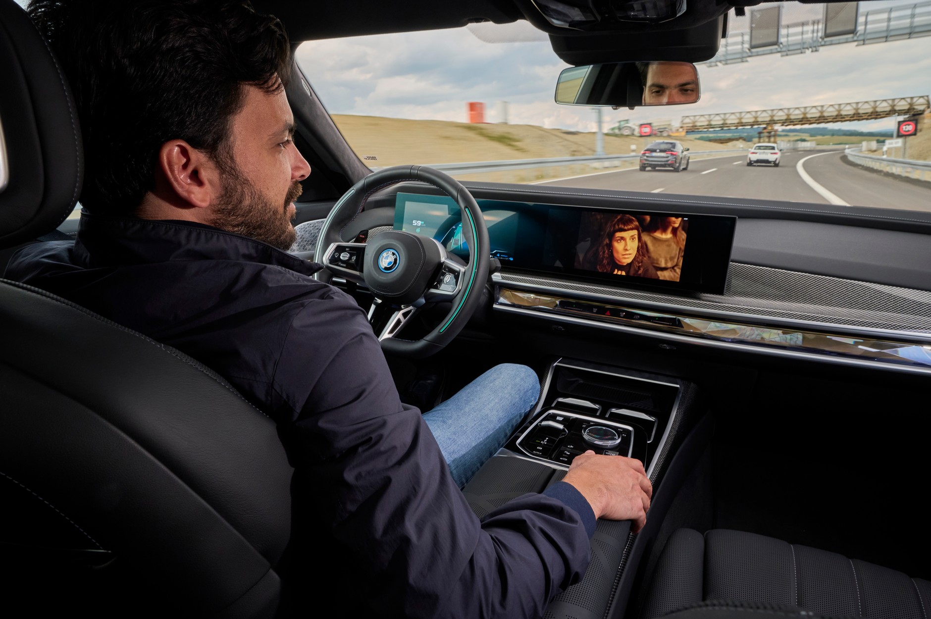 BMW jest w stanie legalnie jechać z kierowcą niepatrzącym na drogę