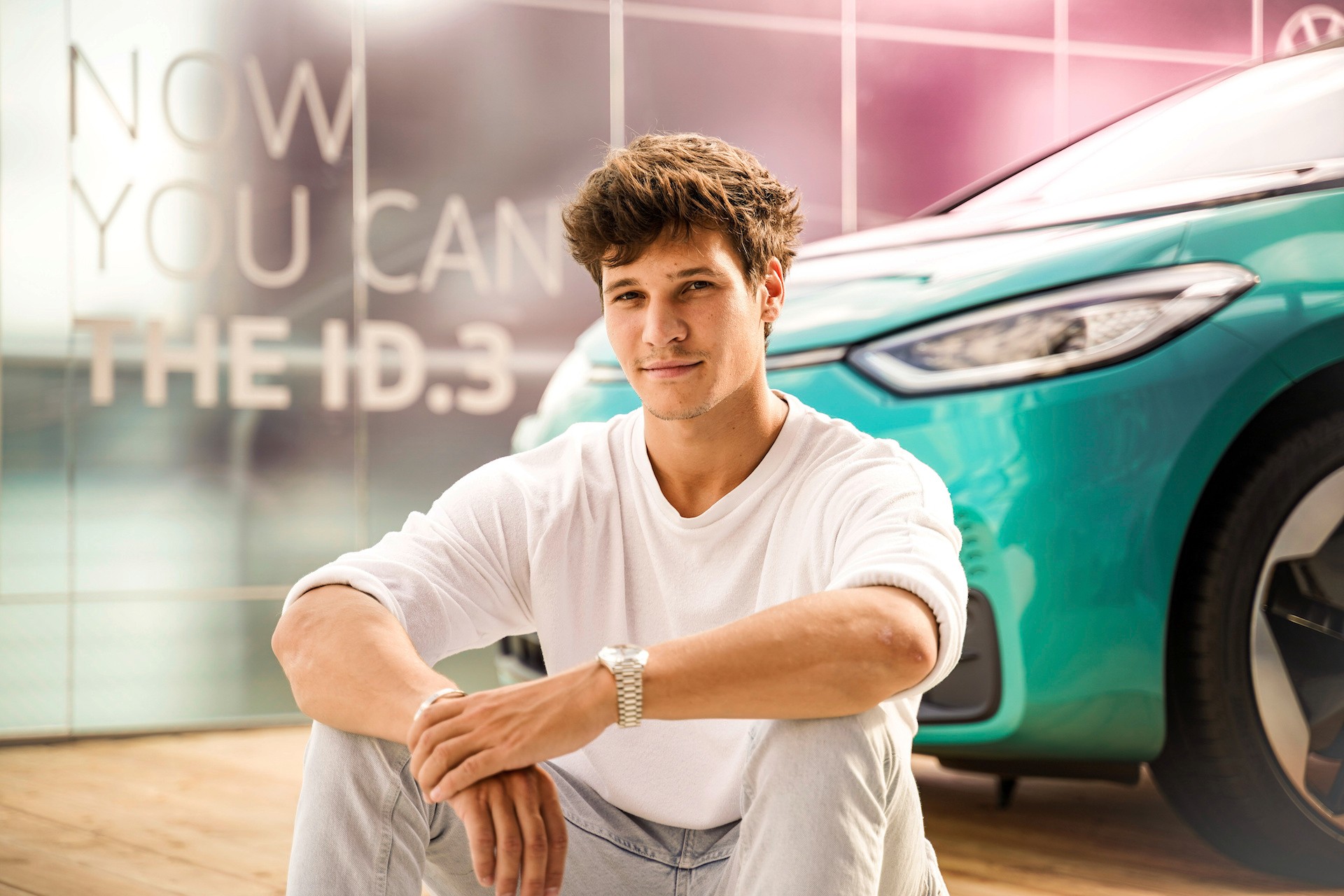 Czy ten dżentelmen miałby większe szanse na kolejne randki z wybranką, gdyby na pierwszą przyjechał elektrykiem zamiast sportowym wozem na benzynę? Ten temat podsuwamy InsightOut Lab na kolejne badania...