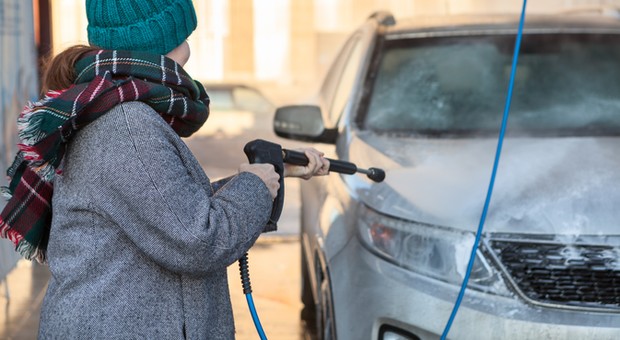 Mycie auta zimą. Bezdotykowo, ręcznie czy w myjni automatycznej?