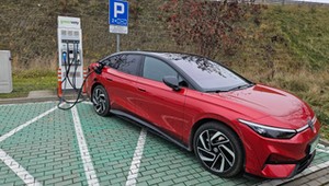 Prawie wszystkim rośnie, Tesli spada. Sprzedaż elektryków w Europie ma się coraz lepiej