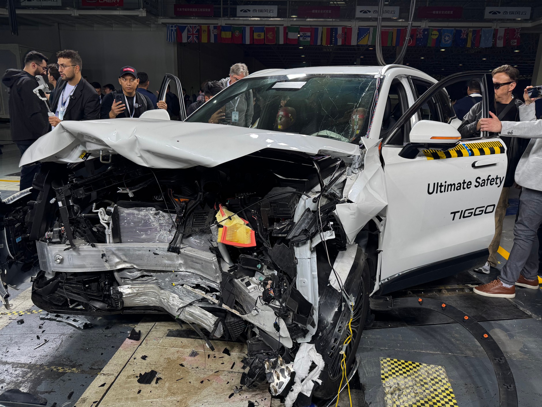 Chery Tiggo 9 zostało bardzo mocno roztrzaskane, ale drzwi bez problemu otwierały się i zamykały