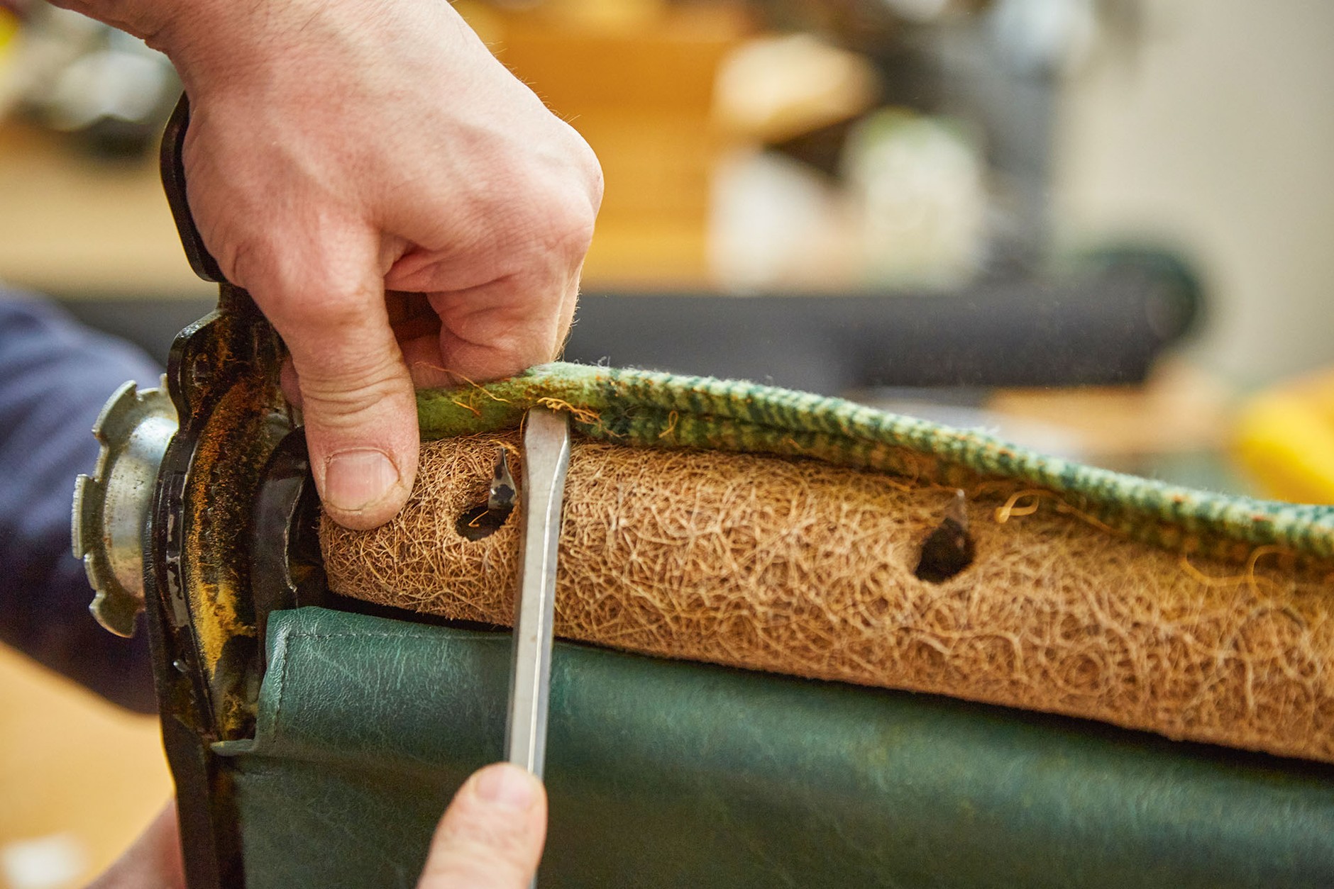 Jak samodzielnie naprawić zniszczoną tapicerkę?