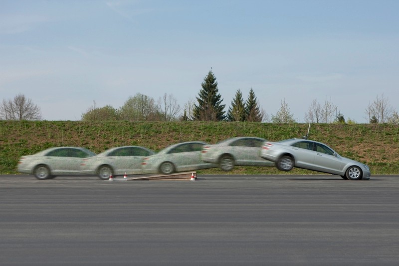 Mercedesy przejęte przez roboty robią dziwne rzeczy